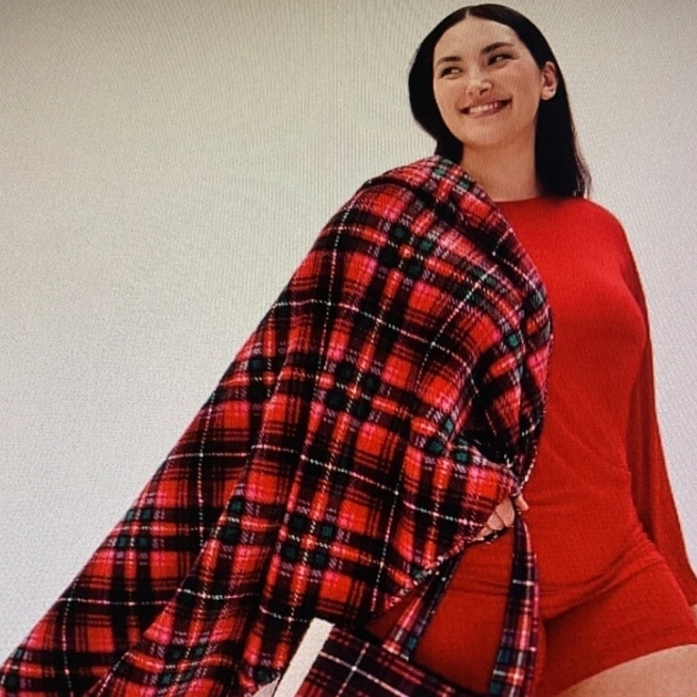 Victoria's Secret Red And Green Sherpa Throw Blanket 50in X 60in NWT